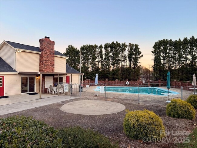 2705 N Center St in Hickory, NC - Foto de edificio - Building Photo