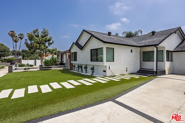 6610 Farralone Ave in Los Angeles, CA - Building Photo - Building Photo