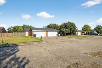 534 Canary Ln in Red Oak, TX - Foto de edificio - Building Photo