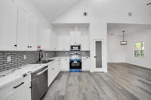 605 E Murrill St in Baytown, TX - Building Photo