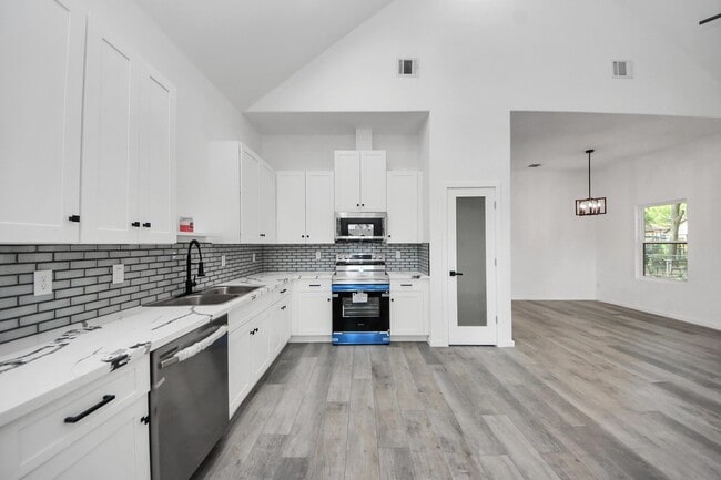 property at 605 E Murrill St