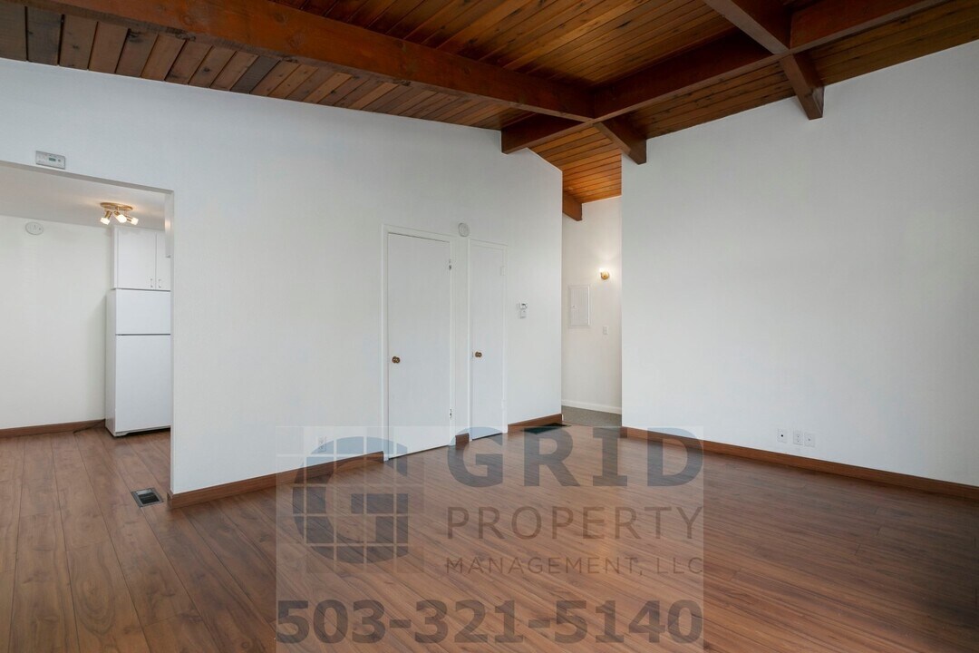632 2nd St in Lake Oswego, OR - Foto de edificio