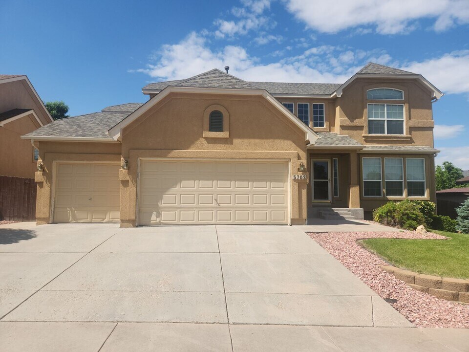 5702 Tombstone Trail in Colorado Springs, CO - Foto de edificio