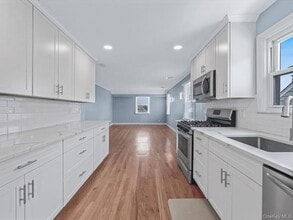 69 Sheridan Ave, Unit 2nd Floor in Williston Park, NY - Building Photo - Building Photo