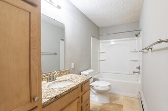 7412 W 22nd St, Unit Greensboro Condos in Minneapolis, MN - Foto de edificio - Building Photo