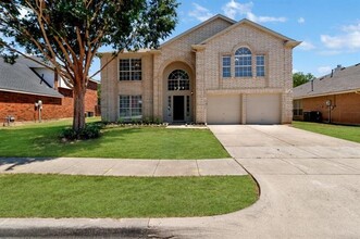 4729 Woodhaven Ln in Haltom City, TX - Foto de edificio - Building Photo