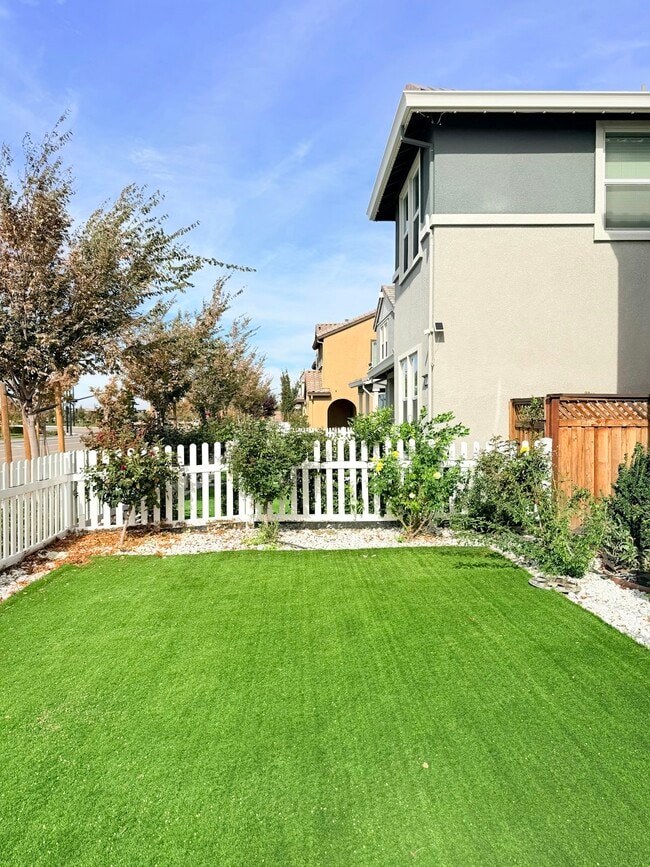 1676 S Central Pkwy in Mountain House, CA - Building Photo - Building Photo