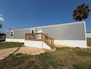 8400 W Oaklawn Rd in Biloxi, MS - Foto de edificio - Building Photo