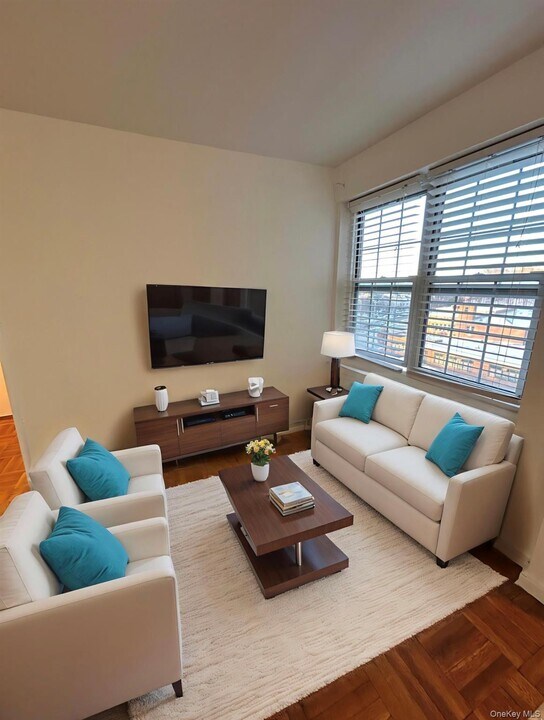 210 Pelham Rd in New Rochelle, NY - Foto de edificio