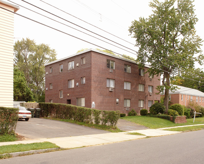 70 W Beacon St in West Hartford, CT - Building Photo - Building Photo