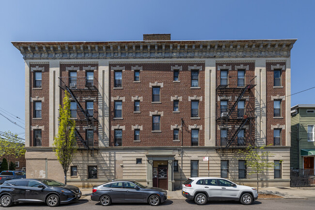 6111 Catalpa Ave in Ridgewood, NY - Foto de edificio - Building Photo