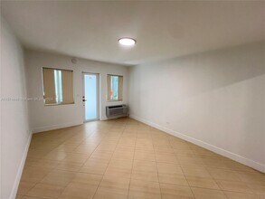 220 Collins Ave, Unit 2A in Miami Beach, FL - Building Photo - Building Photo