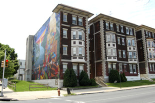 4702-4704 Chestnut St Apartments