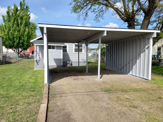 2212 Jefferson Ave in La Grande, OR - Building Photo - Building Photo