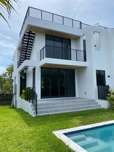 570 Fernwood Rd in Key Biscayne, FL - Building Photo - Building Photo