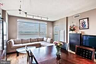 717 S Christopher Columbus Blvd in Philadelphia, PA - Building Photo