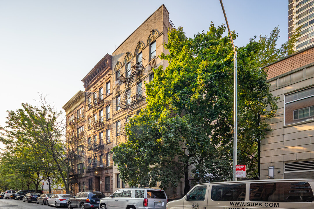 206 E 124th St in New York, NY - Building Photo