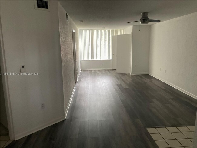2851 N Oakland Forest Dr, Unit 102 in Oakland Park, FL - Building Photo - Building Photo