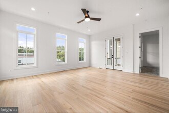 10631 Pocket Pl in Fairfax, VA - Foto de edificio - Building Photo