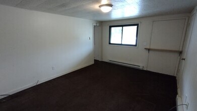 2223 N Water St Ext in Uhrichsville, OH - Building Photo - Building Photo
