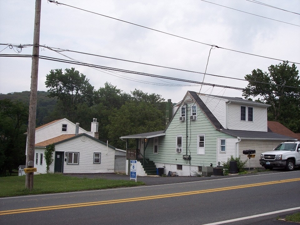 1421 Mt. Laurel Rd in Temple, PA - Building Photo