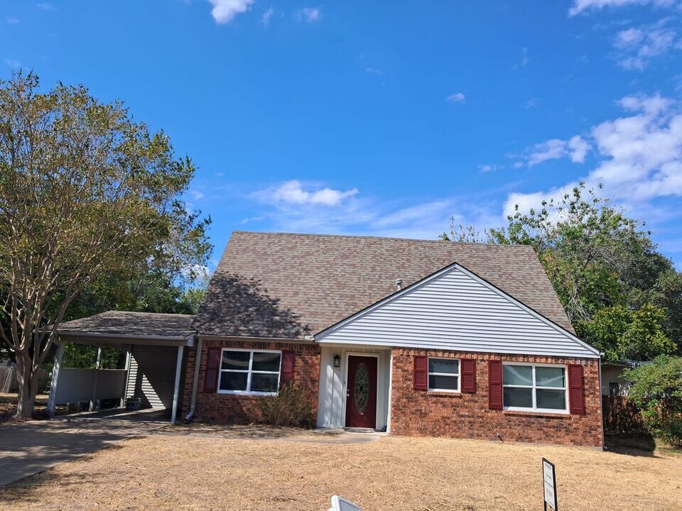 1303 Leacrest Dr in College Station, TX - Building Photo