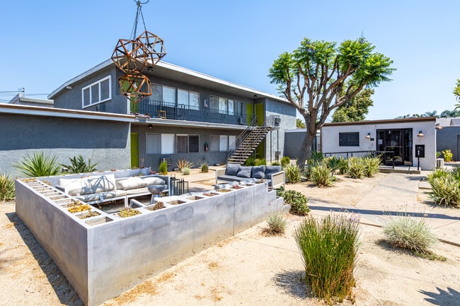The Bloc Apartments in Anaheim, CA - Foto de edificio - Building Photo