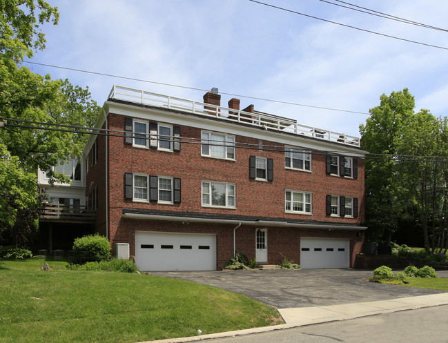 Canterbury Villa in Beachwood, OH - Building Photo - Building Photo