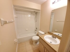 6037 Scotchwood Gln, Unit 4 in Orlando, FL - Building Photo - Building Photo
