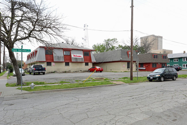 Los Colores Apartments in Dallas, TX - Building Photo - Building Photo