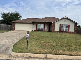 608 Barbara Ave in Lowell, AR - Building Photo