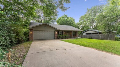 1135 N Vista Pl in Fayetteville, AR - Building Photo - Building Photo