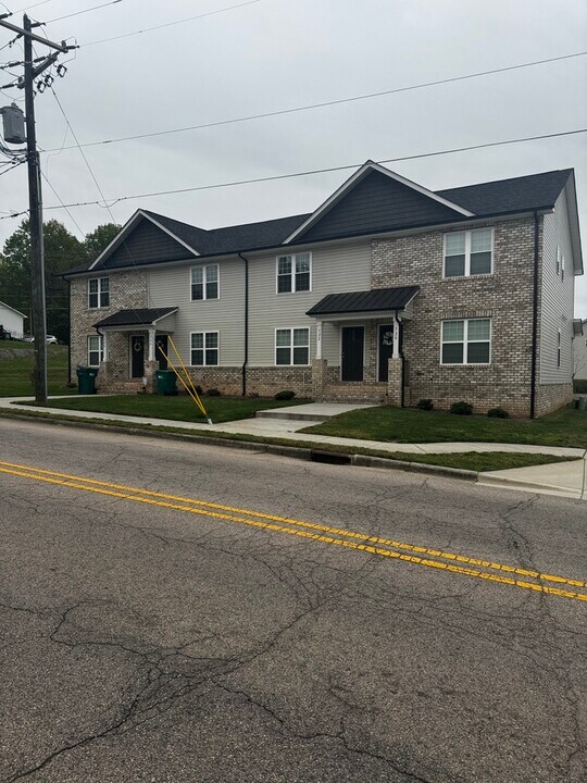322 S Main St in Granite Quarry, NC - Foto de edificio