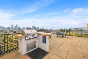 Patent 523 in Seattle, WA - Building Photo