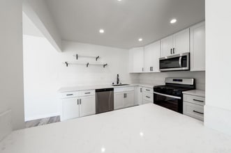 4920 Solola Ave in San Diego, CA - Foto de edificio - Building Photo