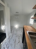 561 NE 61st St, Unit studio