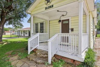 1013 N 20th St in Nederland, TX - Building Photo - Building Photo