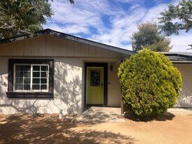 7177 Sunny Pl in Yucca Valley, CA - Building Photo