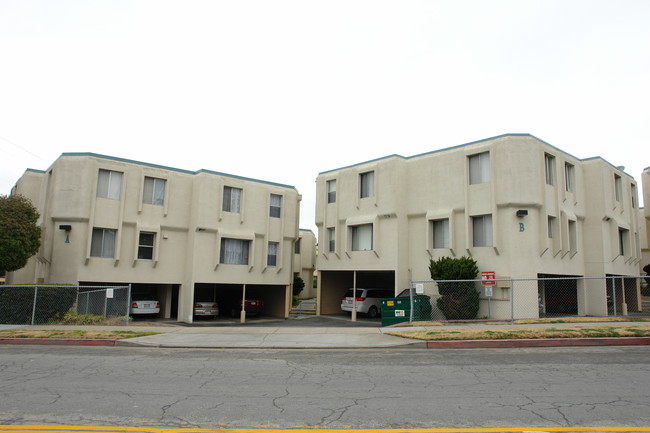 Charles Apartments in Marina, CA - Foto de edificio - Building Photo