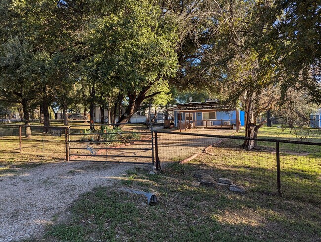 391 Gina Cir in Granbury, TX - Foto de edificio - Building Photo