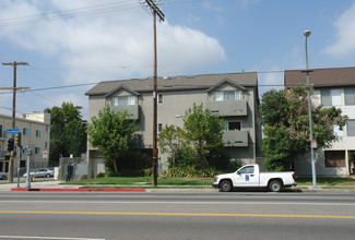 15059 Burbank Blvd in Van Nuys, CA - Building Photo - Building Photo