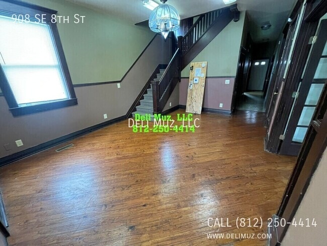 property at 908 SE 8th St