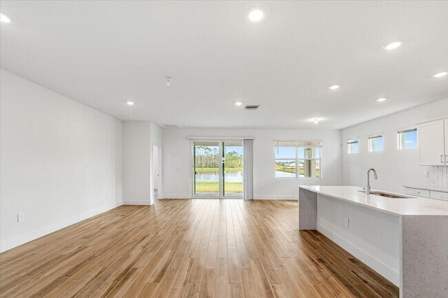 6751 SE Pk Trce Dr in Stuart, FL - Building Photo - Building Photo