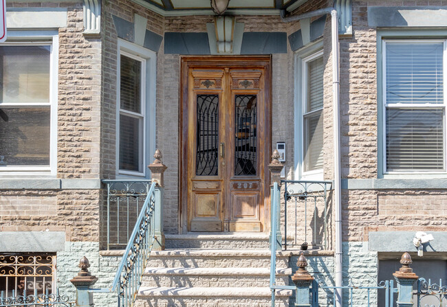 207 Ogden Ave in Jersey City, NJ - Foto de edificio - Building Photo