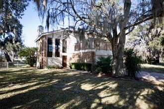 315 Twin Lakes Blvd W in West Columbia, TX - Building Photo - Building Photo