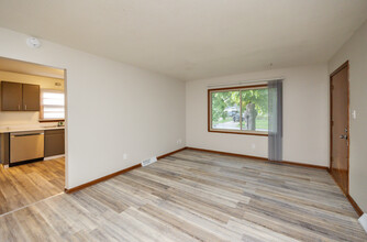 4704 Valdez Dr in Des Moines, IA - Building Photo - Building Photo
