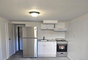 7 Montgomery St in Brentwood, NY - Building Photo