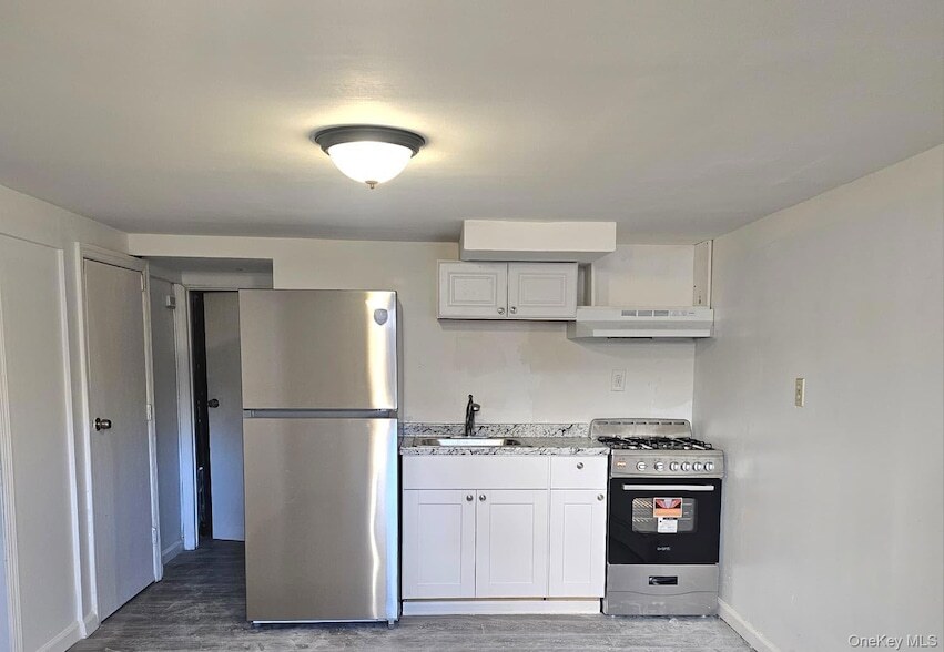 7 Montgomery St in Brentwood, NY - Building Photo