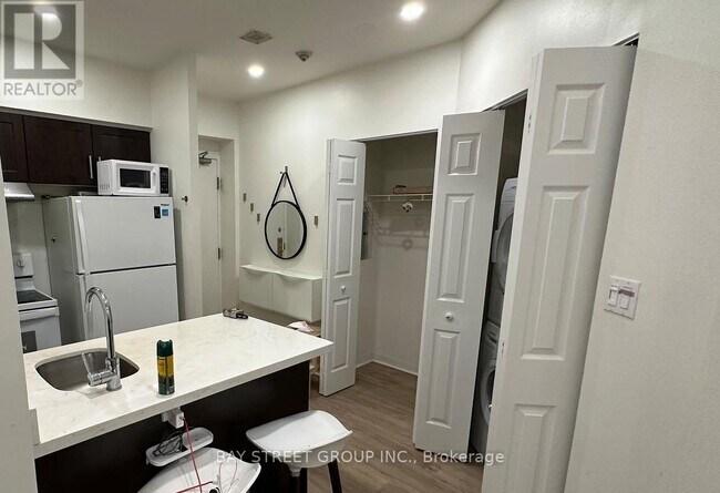25-425 Grenville St in Toronto, ON - Building Photo - Building Photo