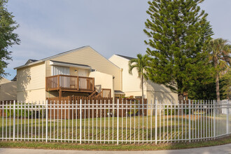 Eden Place Condominiums in West Palm Beach, FL - Building Photo - Building Photo